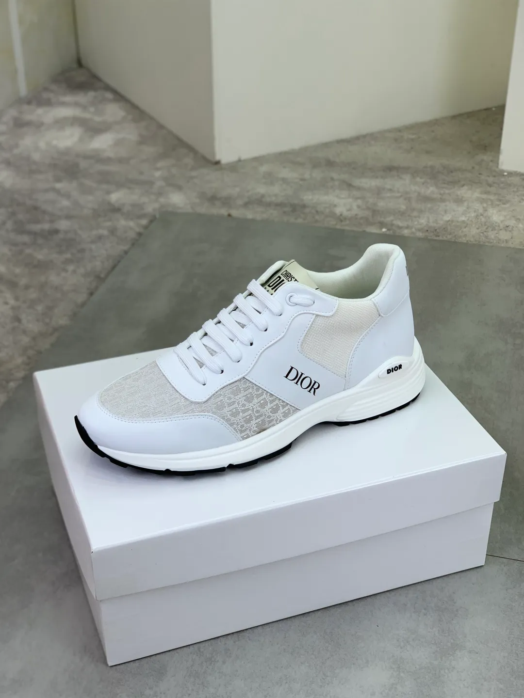 Men's shoes 💰P420 New Dior Chrono 2025 new product B30 series, in white and black fly woven series, decorated with computer-printed CD logo on both sides, star patch on the tongue and Dior logo on the heel, many details highlight the style. The interior is matched with the original color matching mesh, and the interior of the body is supported by low-temperature shaping sheets, and is filled with light feather cotton to keep the interior full and soft against the feet. The exclusive open-molded outsole adopts a one-piece molding process, so there is no need to worry about problems such as the opening and falling of sole decorative accessories. It is light and comfortable to wear, yet strong and wear-resistant. The two-color shoelaces are accessorized with exquisite metal five-pointed star pendants, creating a high-end, trendy and casual look at all times. Color: white black blue code number: 38-44 (45 customized)